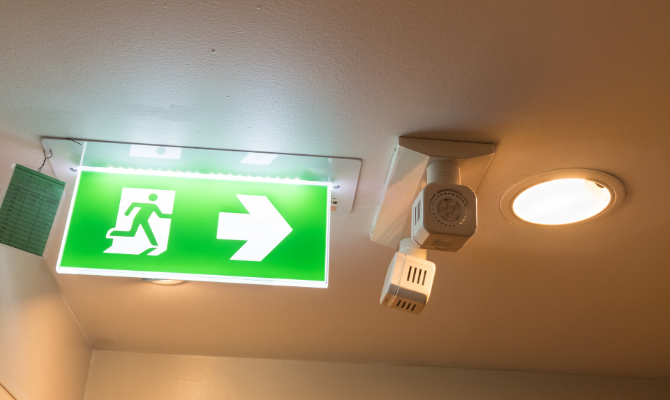 emergency lights and a sign pointing to the exit